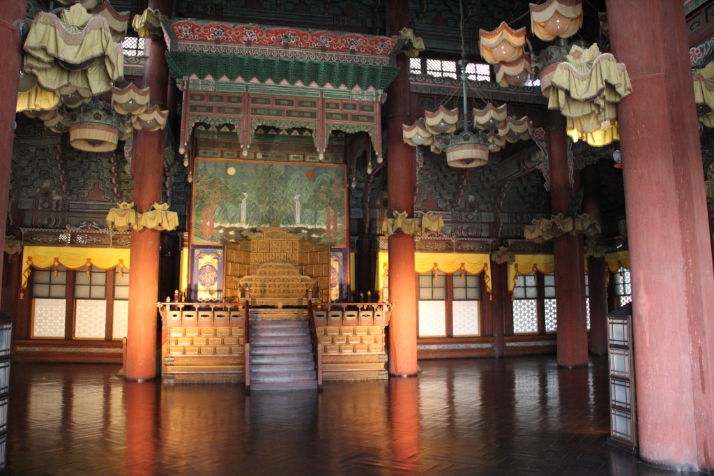 「仁政殿」是昌德宫的正殿,朝鲜有八个皇帝在这里举行登基仪式,也是